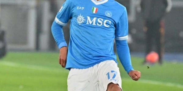 齐尔克泽转会风波：曼联拒绝罗马报价，背后隐藏的市场博弈