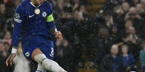 蓝军主帅马雷斯卡的4231阵型展现出惊人威力，让这场原本势均力敌的较量早早失去悬念