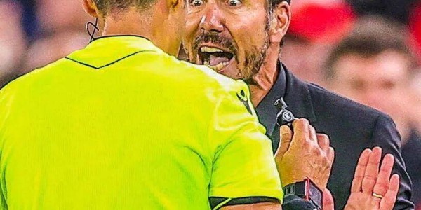 输不起?马竞遭绝杀后西蒙尼染红他朝球迷看台竖中指